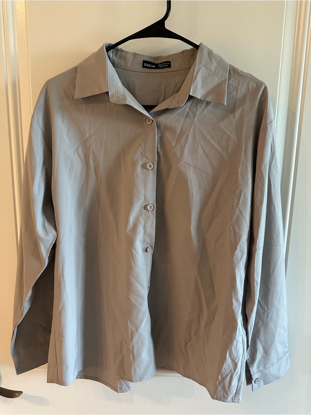 Women’s Light Gray Long-Sleeve Button-Down Shirt